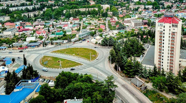 кольцевая развязка на выезде из Алушты в сторону Ялты