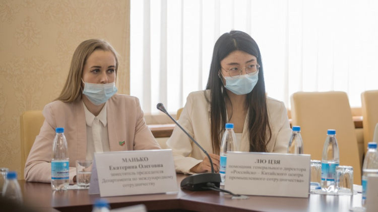 Лю Цзя, которую представили в качестве помощника гендиректора Российско-Китайского центра промышленного сотрудничества