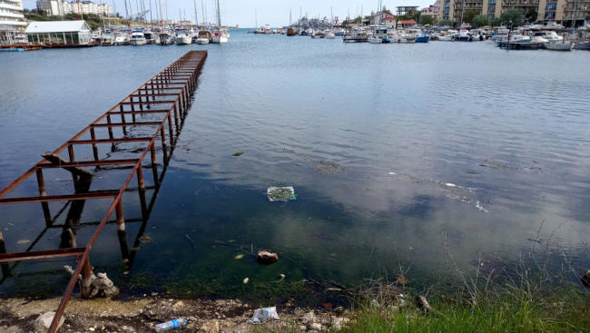 В Стрелецкой бухте Севастополя обнаружен канализационный сток в море