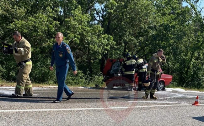 В Севастополе произошло возгорание автомобиля ВАЗ. Происшествие случилось сегодня днем недалеко от аэропорта Бельбек