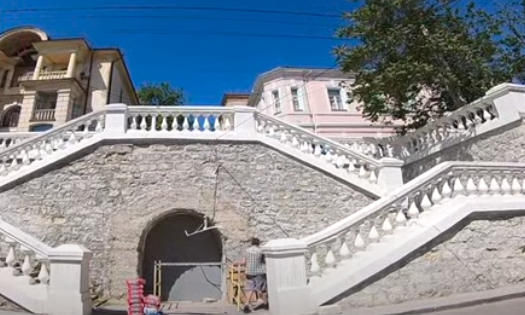 о лестнице и подпорной стене на улице Марата