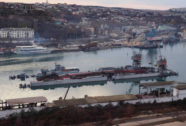 затонувший в Севастополе плавучий док ПД-16 91-го судоремонтного завода (СРЗ) Черноморского флота
