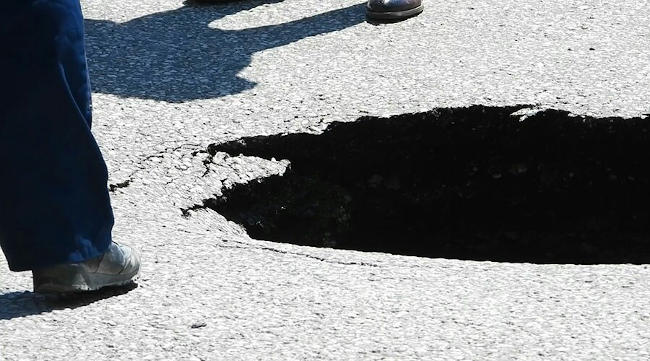 На Евпаторийском шоссе в Симферополе произошёл обвал дороги