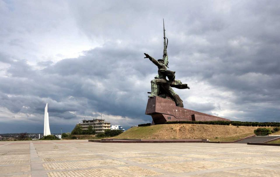 памятник на мысе Хрустальный