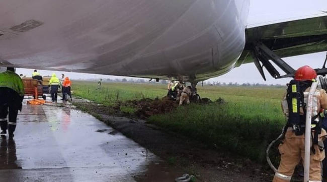 Прием и отправка рейсов в аэропорту Симферополя временно приостановлена из-за закатившегося за пределы полосы самолета Boeing