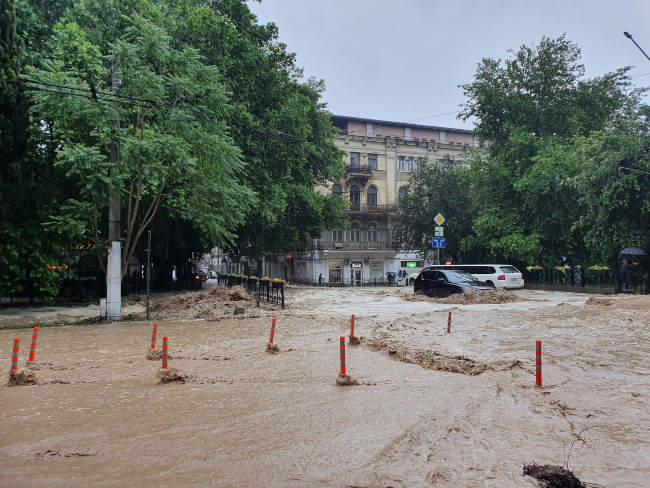 В Ялте мощный поток уносит с улиц автомобили