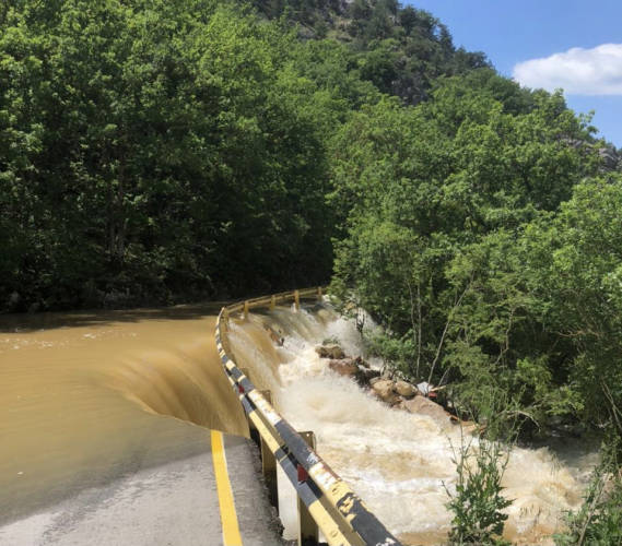 горную дорогу в Крыму залило водой