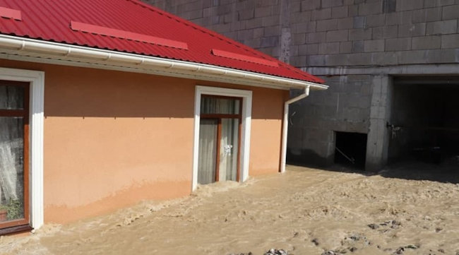 полностью ушли под воду несколько домов в микрорайоне Васильевка в Ялте