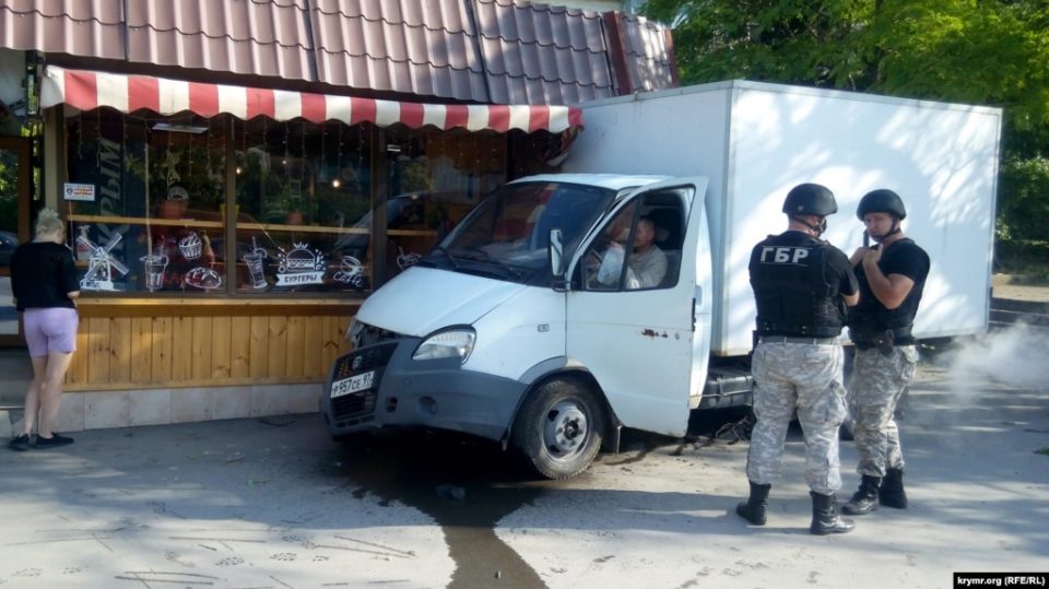 В среду, 23 июня, в Севастополе на улице Репина грузовик въехал в киоск на остановке