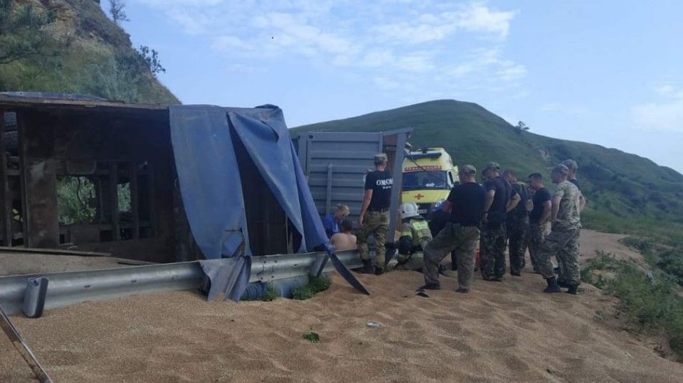 Большегруз перевернулся на трассе в Крыму