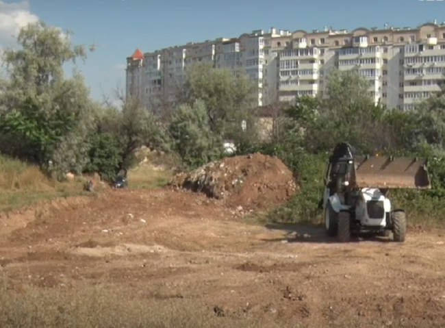 На территории фисташковой рощи в районе Античного проспекта в Севастополе снова ведутся строительные работы