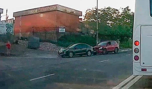 Массовая авария, в которой приняли участие пять машин, произошла вчера вечером на «верхнем» участке проспекта Генерала Острякова рядом с 5-м километром