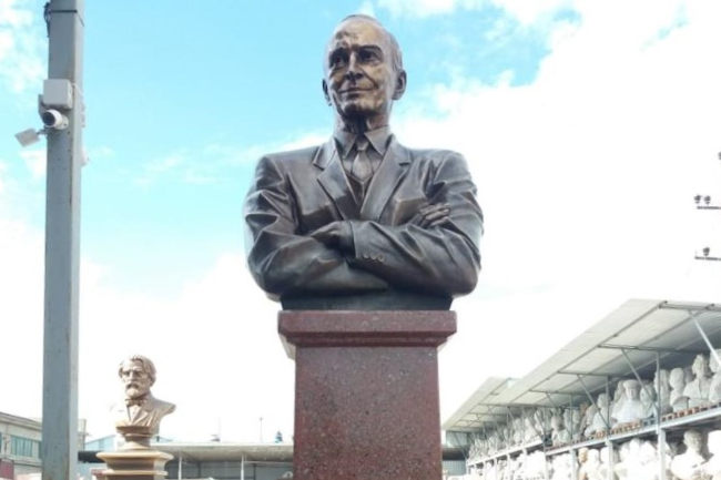 бюст Василия Ланового