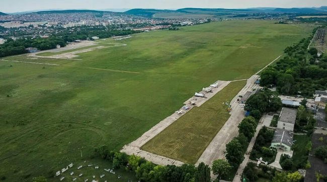 на территории бывшего аэропорта Заводское в Симферополе