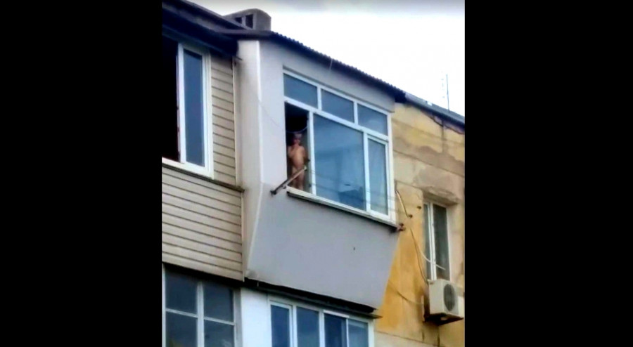 В Севастополе ребенок гулял в открытом окне на пятом этаже