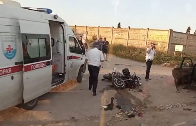 в районе поселка Кача. В 19.10 разбился 35-летний водитель мотоцикла Kawasaki