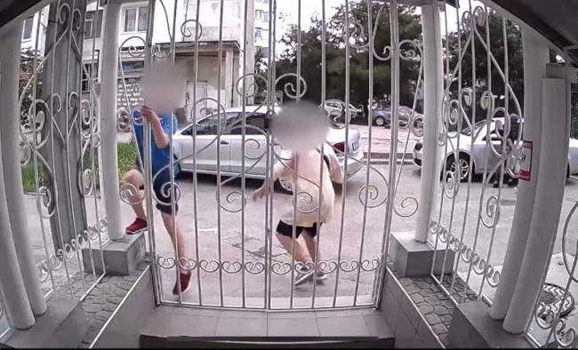 два подростка залезли на решётку и посрывали «пайетки» с нашей вывески