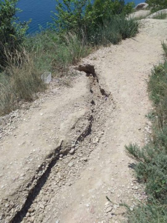 На пляже Васили сохраняется опасность обвалов