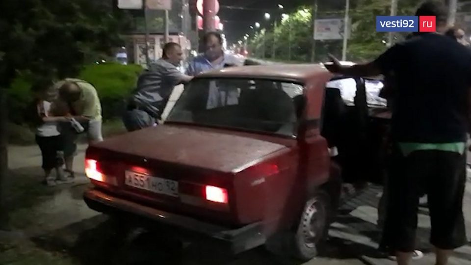 Ночью в Севастополе ВАЗ сбил троих пешеходов