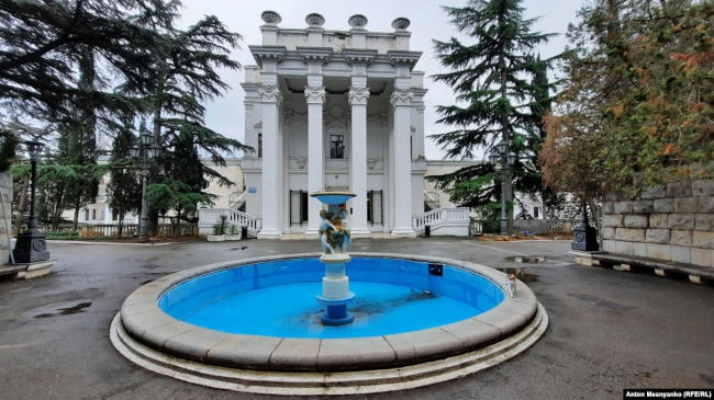 Фонтан в парке санатория «Украина» («Родина») в Гаспре