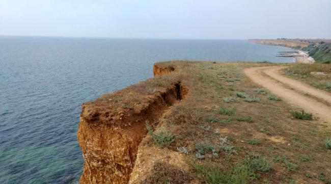 оползни появились на береговой полосе в поселке Андреевка