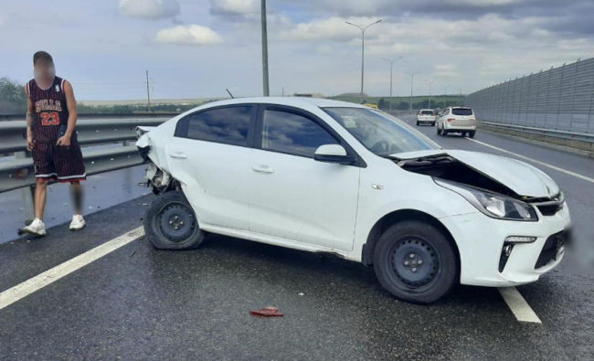 Авария случилась в районе поселка Зуя, когда водитель KIA, который ехал в сторону Керчи, не справился с обгоном