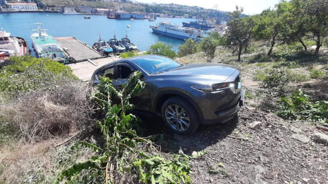 Я сдал назад на сильном уклоне, тормоза не выдержали, и машина поехала вниз