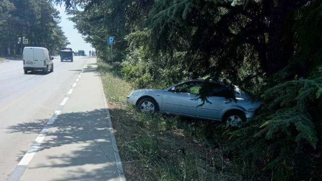 На Сапун-горе в Севастополе легковой автомобиль без водителя, покатившись назад, пересек всю парковку