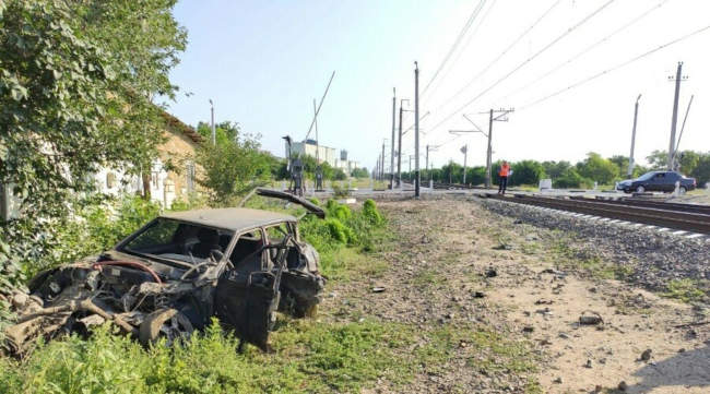 столкновения поезда и легкового авто на железнодорожном переезде