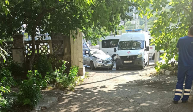 Водитель «скорой помощи», двигаясь без спецсигналов, спровоцировал ДТП на улице Героев Севастополя