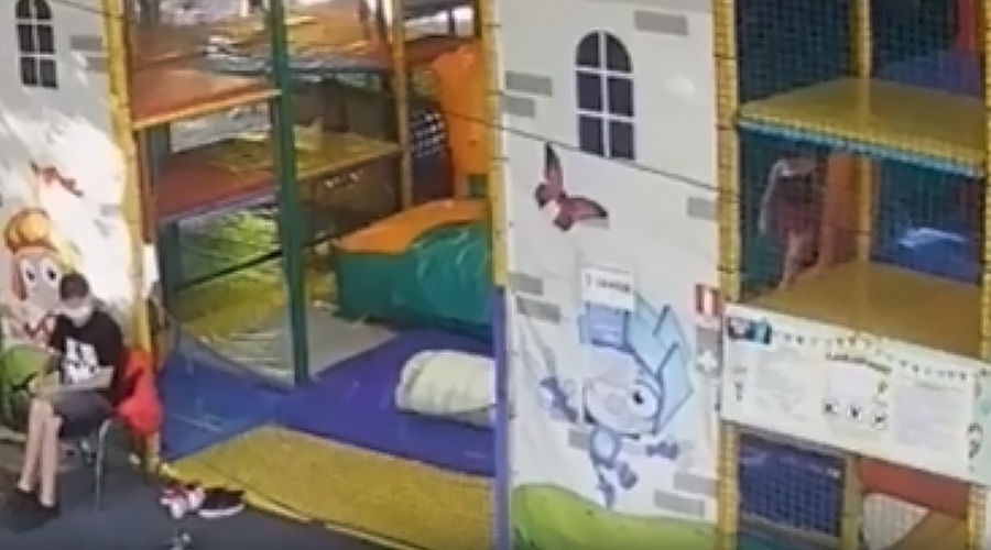 падение девочки с батута в парке в Симферополе