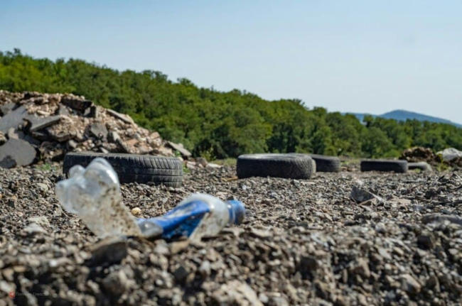 Свалка на сельскохозяйственной земле в севастопольском поселке Сахарная Головка