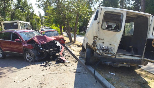 Пожилая женщина за рулем врезалась в припаркованные автомобили на улице Леваневского на Северной стороне Севастополя