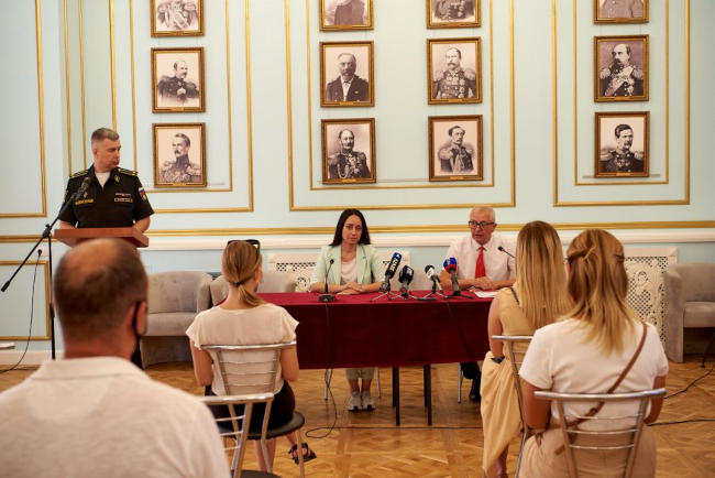 начальник штаба регионального отделения Юнармии Владимир Коваленко и председатель регионального отделения Добровольного общества содействия армии, авиации и флоту (ДОСААФ) Севастополя Наталья Шевчук