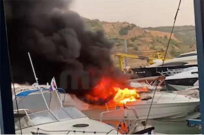 Сегодня утром в 5:45 утра в Балаклавской бухте случился пожар - сгореля яхта