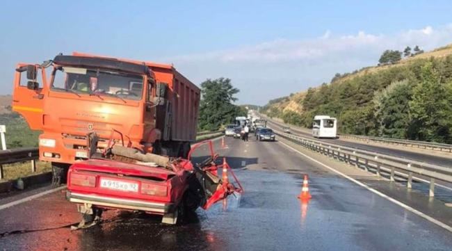 Водитель автомобиля «ВАЗ» не справился с управлением и совершил наезд на стоящий автомобиль «Камаз»