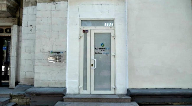 злоумышленники для осуществления своей незаконной деятельности арендовали офисное помещение на улице Большая Морская и, представляясь филиалом одной известной финансовой организации, вводили в заблуждение своих клиентов