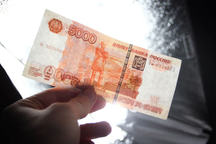поддельная купюра 5000 рублей