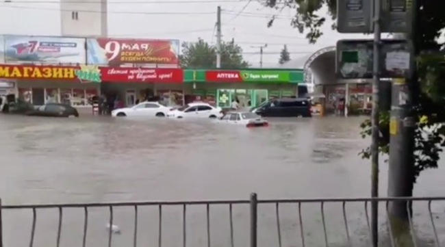 Мощные потоки воды текут по улицам нескольких районов Симферополя
