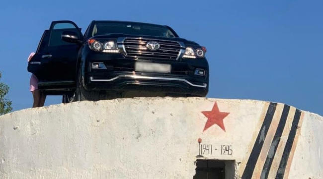 внедорожник марки Toyota, припаркованный на фортификационном сооружении времен войны - дот 18 береговой батареи вблизи мыса Фиолент