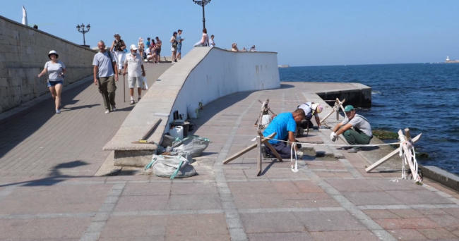 На набережной Корнилова снова стали укладывать плитку