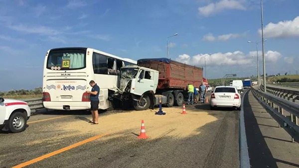 Перед Керченским мостом столкнулись грузовик и рейсовый автобус