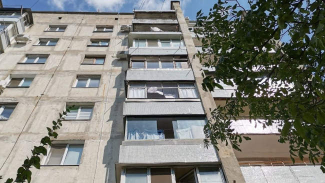 с балкона восьмого этажа