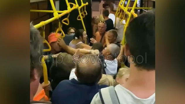 Вечером 29 августа в салоне автобуса №94 произошла массовая драка, участниками которой стали как мужчины, так и женщины