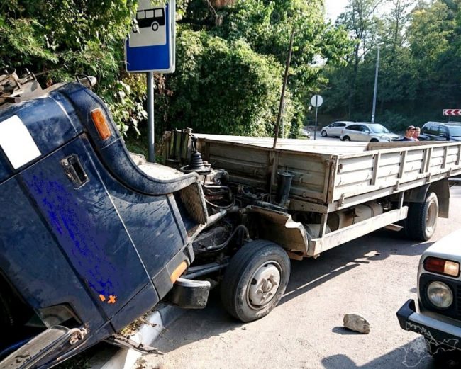 В Севастополе грузовик съехал с дороги в кювет. ДТП произошло накануне на участке дороги между Инкерманом и Севастополем