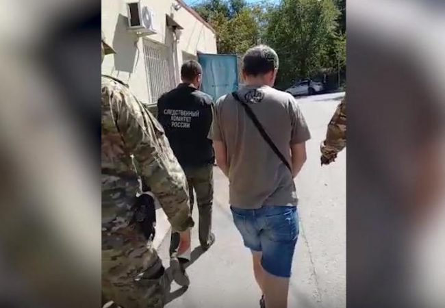44-летний севастополец, занимающейся разработкой рекламы для интернет-сайтов, с декабря 2016 года посредством социальной сети «ВКонтакте» растлевал несовершеннолетнюю