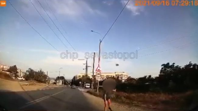 В Севастополе мальчик «обстрелял» камнями проезжающую машину