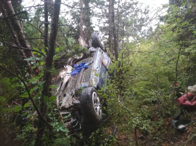 что двигаясь по извилистой автодороге (серпантину), ведущей к Храму Воскресения Христова, водитель легкового автомобиля Peugeot не справился с управлением, допустил выезд автомобиля за пределы дорожного полотна вниз по крутому, обрывистому склону. В резуль