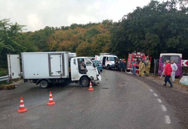 На серпантине в районе Инкермана пассажирский автобус попал в ДТП