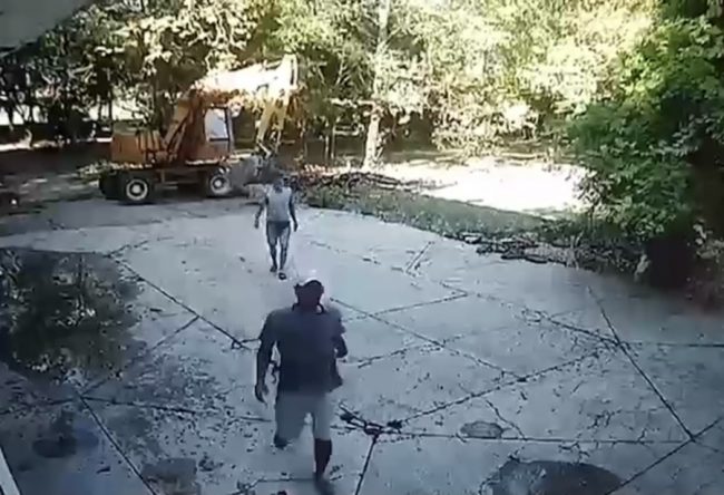 В Севастополе дебоширы разбили булыжниками камеры наблюдения